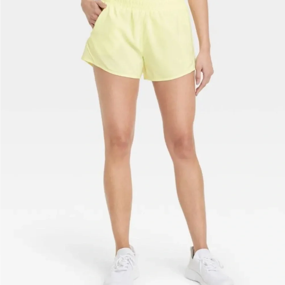 NWT Women's Mid-Rise Run Shorts 3